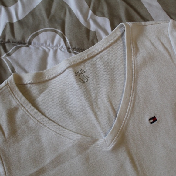 ⭐ Tommy Hilfiger white v-neck - Picture 3 of 5